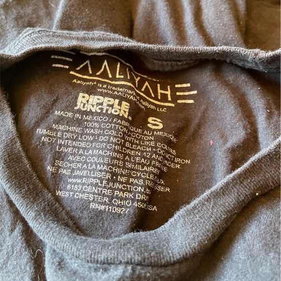 Aaliyah Authentic T-Shirt Black Small Graffiti Style Letters Graphic Unisex - Picture 2 of 3